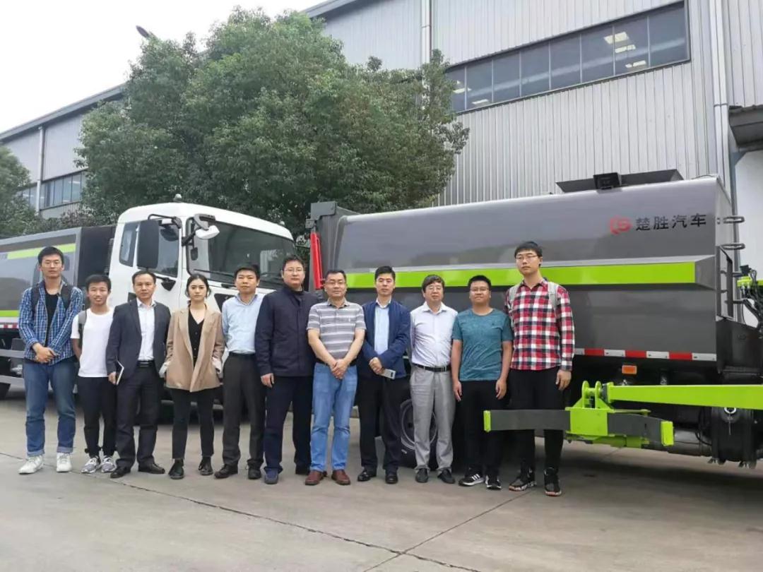 驚艷！“智能機(jī)械臂”自裝卸式垃圾車震撼問世